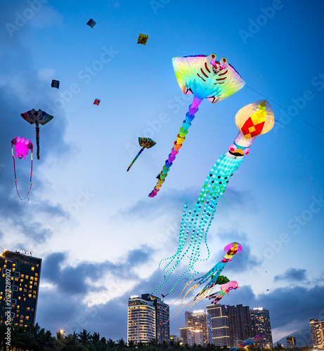 Bild auf Leinwand Kite flyers along Da Nang Beach,show off their skills,on the sands at dusk