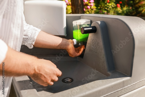 Cuadro en lienzo A man’s hands dispense liquid soap from a modern dispenser before washing