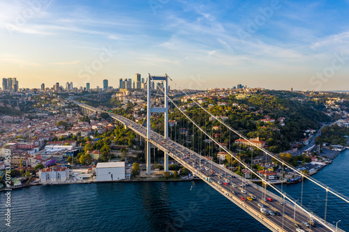 Fotografía Bosphorus Bridge Aerial View — Suspension Bridge with Heavy Traffic Connecting E