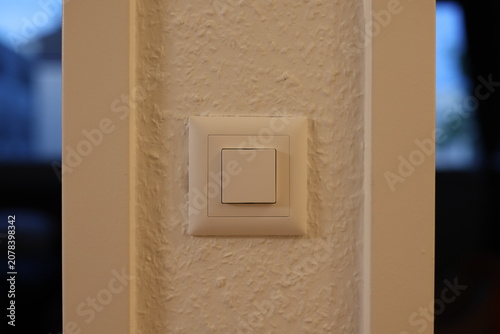 Interrupteur électrique blanc sur un mur intérieur