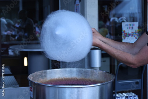 Préparation d’une grande barbe à papa blanche dans une machine