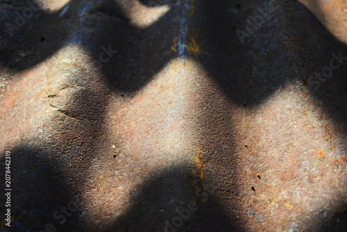 Foto Close-up of rusty corrugated iron sheet with dramatic light and shadow texture background