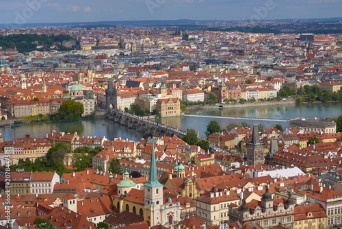 Foto Aerial scenic view of Prague Old Town, showing the Charles Bridge crossing the Vltava River and the densely packed historic buildings