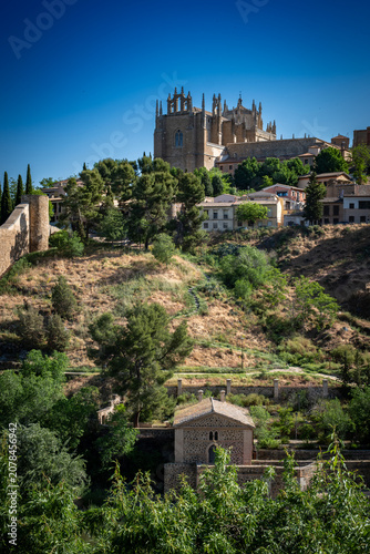 Calle histórica con arco en el casco antiguo de Toledo, España	