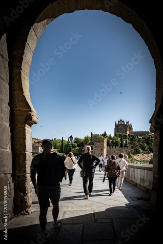 Calle histórica con arco en el casco antiguo de Toledo, España	