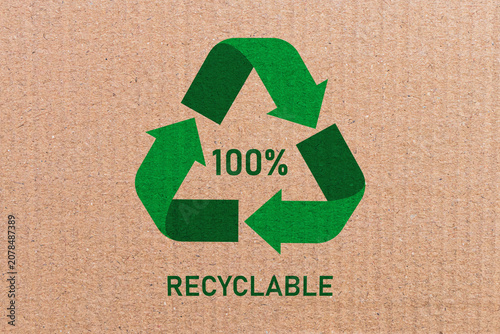 Packaging surface is made of brown corrugated paper, with a green symbol indicating that it is 100% recyclable.