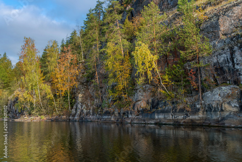 Fényképezés Rocky shores of Lake Ladoga near the village of Lumivaara on a sunny autumn day,