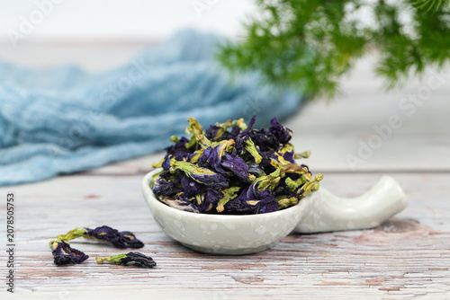 Foto Dried Butterfly Pea Flower on Wooden Tray