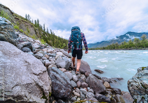 Foto man hiker in the backcountry