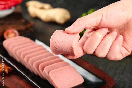 Foto Fresh Sliced Pork Sausage - Instant Meat Product for Lunch and Breakfast