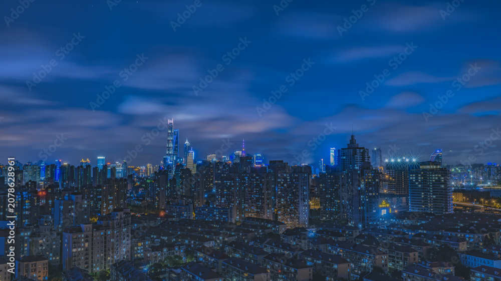 Fototapeta premium Shanghai Skyline Night View with Illuminated Skyscrapers