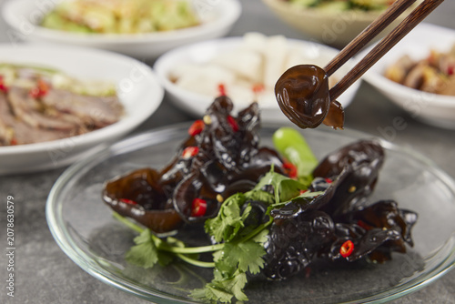 Schilderij op canvas Chopsticks Serving Spicy Wood Ear Mushroom Salad