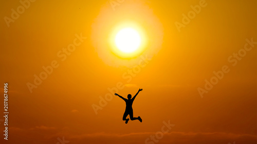Foto Silhouette of a person jumping for joy against a vibrant sunset sky