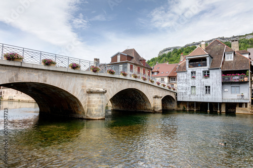Village d’Ornans avec les roches d’Ornans dans le département du Doubs