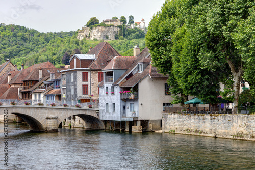 Village d’Ornans avec les roches d’Ornans dans le département du Doubs