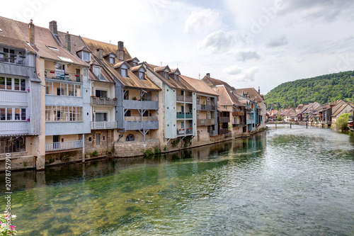Village d’Ornans avec les roches d’Ornans dans le département du Doubs