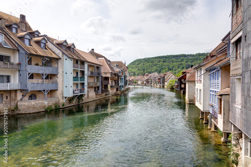 Village d’Ornans avec les roches d’Ornans dans le département du Doubs
