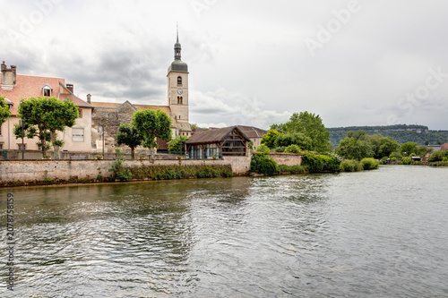 Village d’Ornans avec les roches d’Ornans dans le département du Doubs