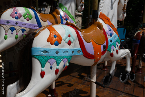 Photos Chevaux blancs qui chevauchent sur un carrousel et manège