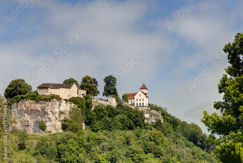 Village d’Ornans avec les roches d’Ornans dans le département du Doubs