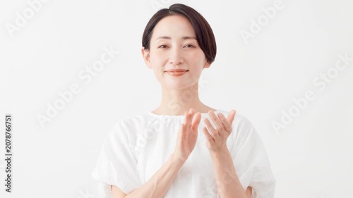 白いブラウスを着ている女性　ライフスタイルイメージ	
