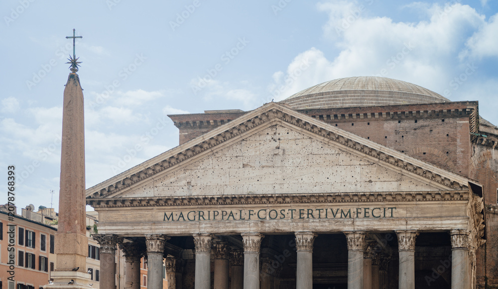 Obraz premium The ancient Roman Pantheon building in Rome Italy