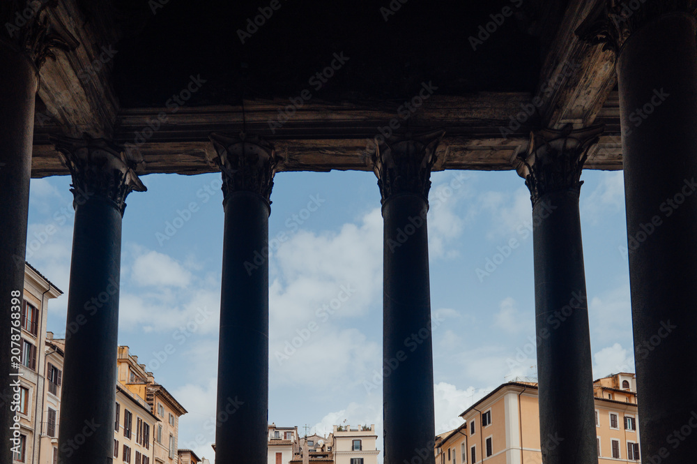 Obraz premium A view of Rome through the Pantheon portico columns