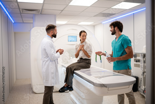 Billede på lærred Doctors preparing patient for mri scan