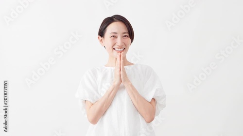 白いブラウスを着ている女性　ライフスタイルイメージ	

