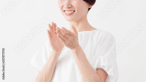 白いブラウスを着ている女性　ライフスタイルイメージ	
