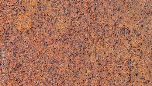 Foto Horizontal macro shot of old metal sheet covered in deep relief rust of brown and orange color