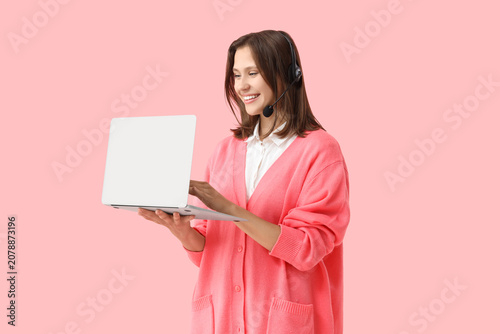 Female technical support ag...