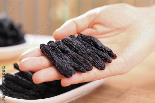 Konstfotografi Xinjiang Sapphire Raisins in Hand - Premium Dark Purple Dried Grapes Healthy Sna