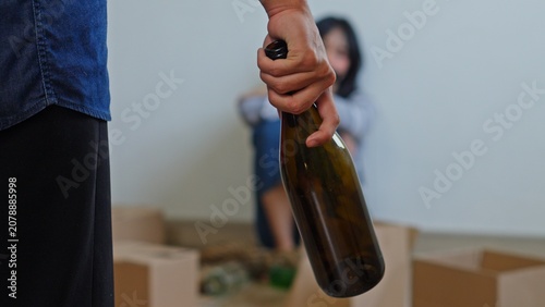 Foto Criminal Holding A Glass Bottle Threatens A Cowering Young Female Victim