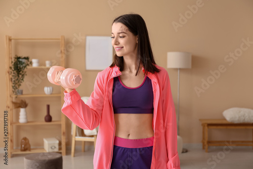 Sporty young woman with dum...