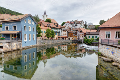 Vue de Vallorbe et la rivière l'Orbe en Suisse