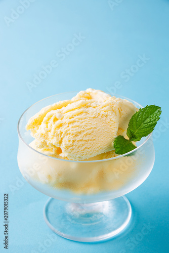 冷たいバニラアイスクリーム