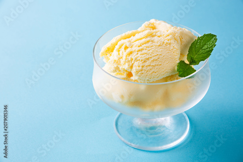冷たいバニラアイスクリーム