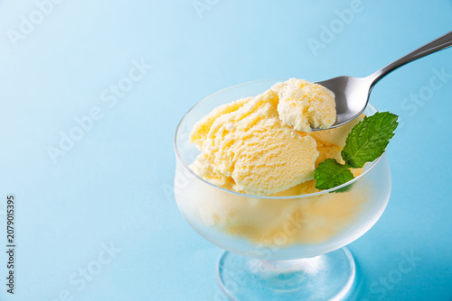 バニラアイスクリームを食べる