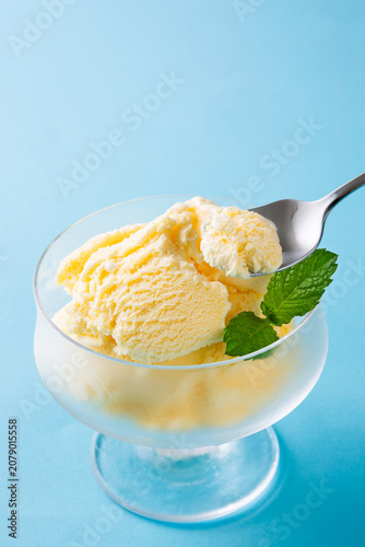 バニラアイスクリームを食べる