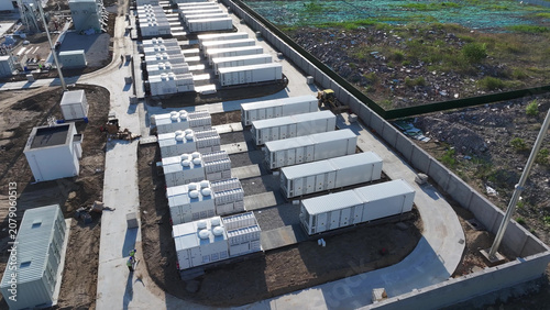 Foto Aerial view of large-scale energy storage power station with neatly arranged con