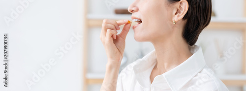 Foto 薬を飲む女性