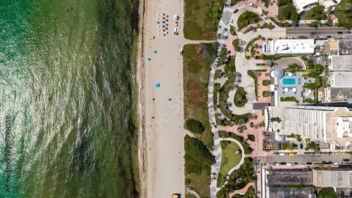 Foto Top down aerial view of  Miami Beach boardwalk park and sandy shoreline