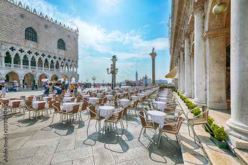 Canvas Print Remarkable Venice with San Marco square, Doge's Palace, Column of San Teodoro and Biblioteca Nazionale Marciana