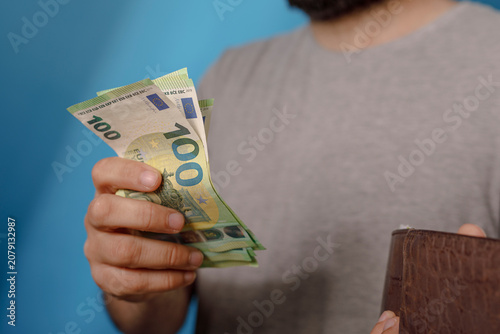 A person holds several 100 ...