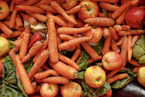 Schilderij op canvas A bountiful collection of ripe carrots and apples