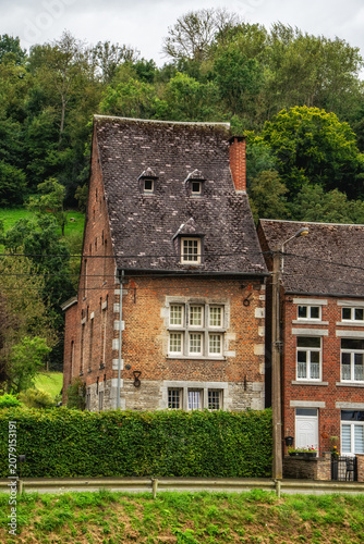 Foto 16th century Spanish built house along Meuse river, Dinant.