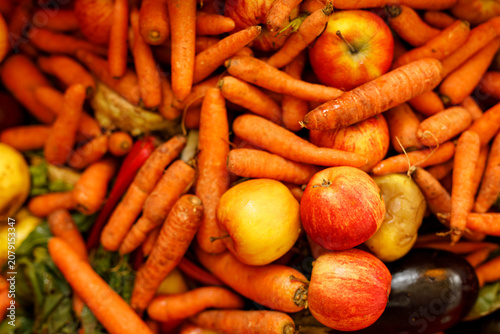 Obraz na plátne A bountiful mix of fresh organic vegetables and fruits for healthy eating