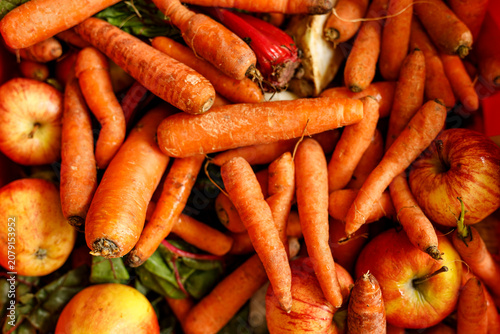 Photos A colorful bounty of fresh carrots and apples piled together