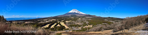 愛鷹連峰の越前岳　十里木高原展望台から望む富士山のパノラマ写真　コピースペース
